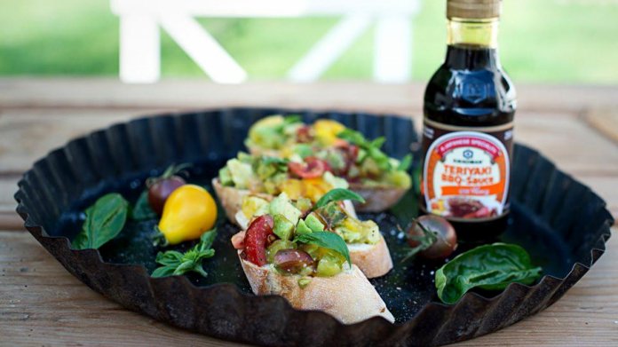 Bruschetta s rajčaty a avokádem Bruschetta s rajčaty a avokádem
