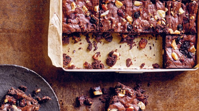 Čokoládové brownies s ořechy a sušeným ovocem Čokoládové brownies s ořechy a sušeným ovocem