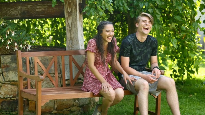"Je to hezká fotka, mám ji moc ráda. Je tady vidět, jaké mezi sebou s Markem máme přátelství a jak to vypadá z větší části na place. Když spolu točíme, neustále se smějeme a je těžké se dostat do té vážné, hrací situace," říká Eva "Je to hezká fotka, mám ji moc ráda. Je tady vidět, jaké mezi sebou s Markem máme přátelství a jak to vypadá z větší části na place. Když spolu točíme, neustále se smějeme a je těžké se dostat do té vážné, hrací situace," říká Eva