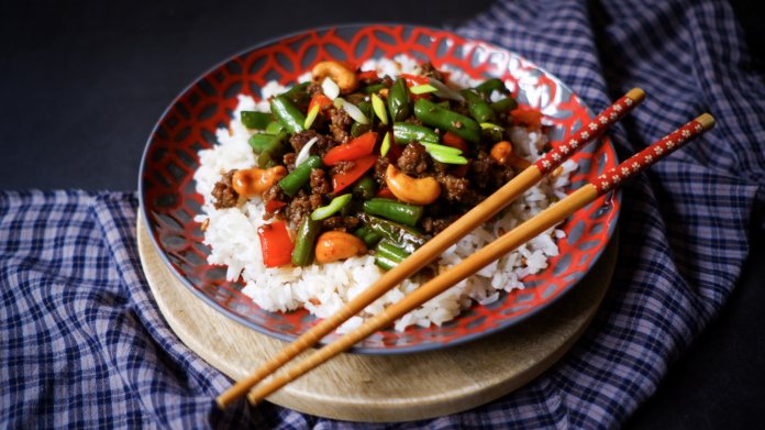S Klárou v kuchyni: Stir-fry z mletého masa s fazolkami a kešu ořechy S Klárou v kuchyni: Stir-fry z mletého masa s fazolkami a kešu ořechy
