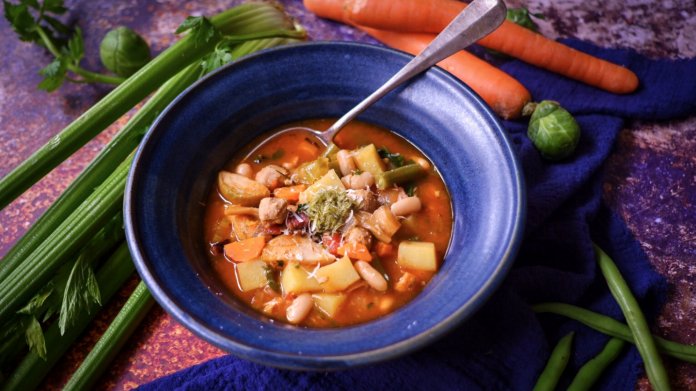 S Klárou v kuchyni: Polévka minestrone s knedlíčky z vinné klobásy S Klárou v kuchyni: Polévka minestrone s knedlíčky z vinné klobásy