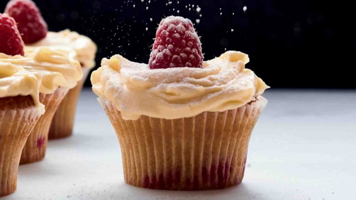 Cupcaky s citronovým krémem a malinami Cupcaky s citronovým krémem a malinami