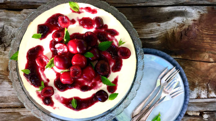 Cheesecake z kozího sýra s třešněmi a rozmarýnem Cheesecake z kozího sýra s třešněmi a rozmarýnem