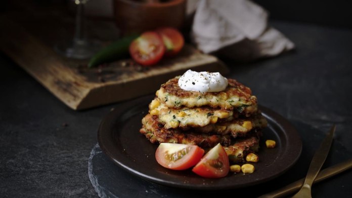 Cuketové placičky s halloumi a kukuřicí Cuketové placičky s halloumi a kukuřicí