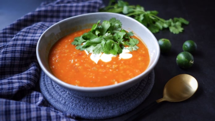 S Klárou v kuchyni: Čočková polévka s rajčaty, curry a kokosovou smetanou S Klárou v kuchyni: Čočková polévka s rajčaty, curry a kokosovou smetanou