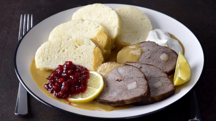 Dokonalá svíčková omáčka s moravským knedlíkem Dokonalá svíčková omáčka s moravským knedlíkem