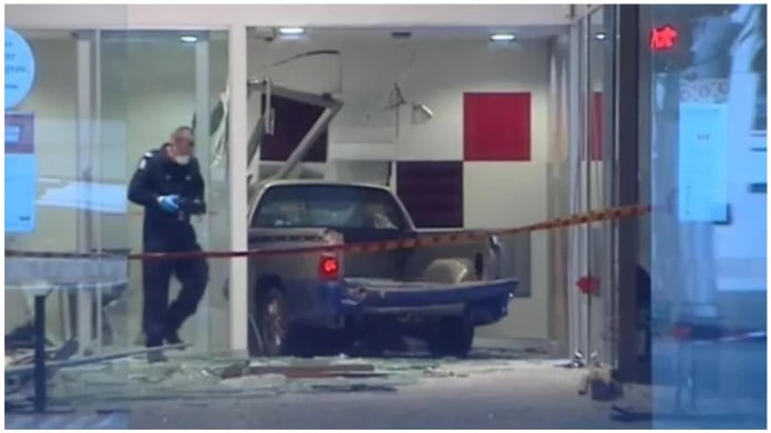 Muž se naštval a vjel autem do banky na Štědrý den 1 Muž se naštval a vjel autem do banky na Štědrý den 1