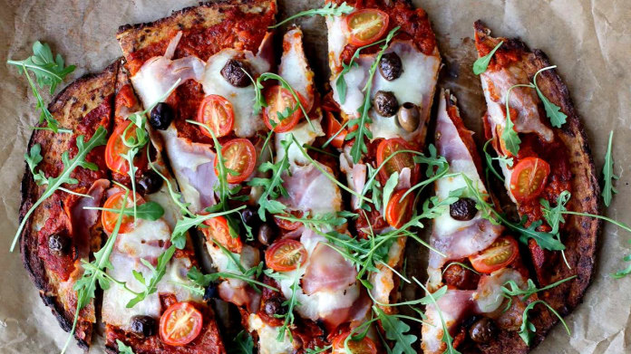 Květáková pizza s rajčatovou omáčkou Květáková pizza s rajčatovou omáčkou