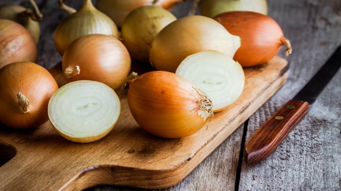 Podle počtu slupek na cibuli se předpovídalo, jaká bude zima. Hodně vrstev varovalo, že zima bude tuhá Podle počtu slupek na cibuli se předpovídalo, jaká bude zima. Hodně vrstev varovalo, že zima bude tuhá
