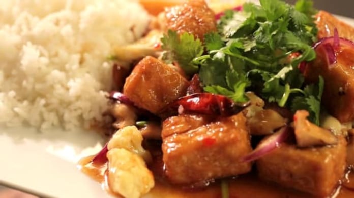 Tofu s květákem a houbami shitake Tofu s květákem a houbami shitake