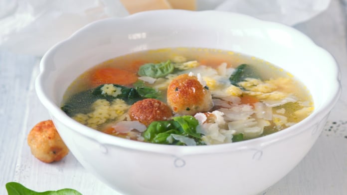 Jarní minestrone s kuřecími knedlíčky Jarní minestrone s kuřecími knedlíčky