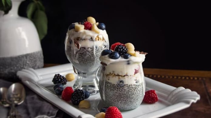 Chia pudink se skyrem a ovocem Chia pudink se skyrem a ovocem