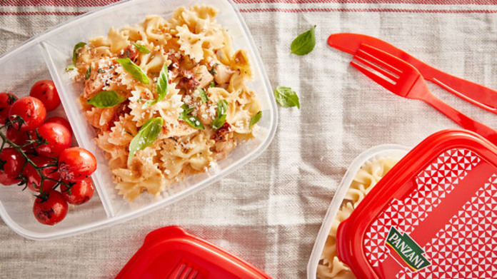 Farfalle Alfredo s pečenými rajčátky Farfalle Alfredo s pečenými rajčátky