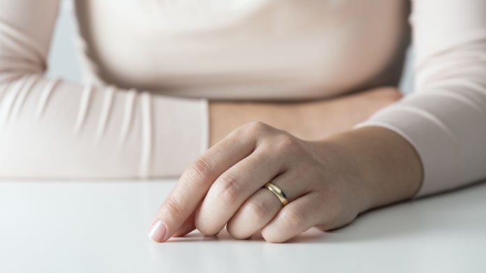 Žena měla 12 let prsten ukrytý v nosu 2 Žena měla 12 let prsten ukrytý v nosu 2