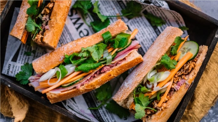 Bánh mì bageta s trhaným kuřecím masem Bánh mì bageta s trhaným kuřecím masem