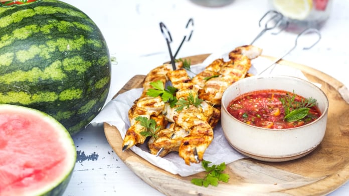 Grilované kuřecí špízy s melounovou chilli omáčkou Grilované kuřecí špízy s melounovou chilli omáčkou