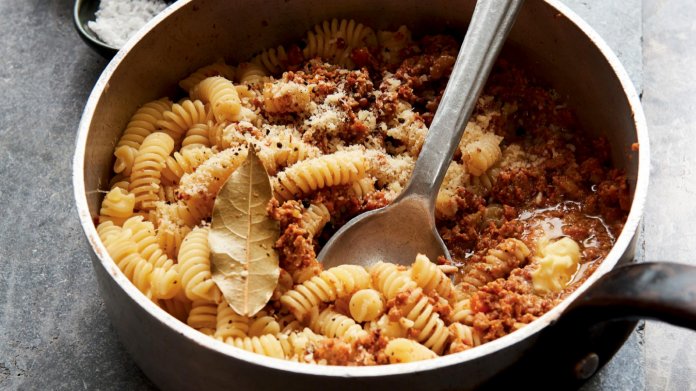 Bílé telecí ragú s těstovinami Bílé telecí ragú s těstovinami