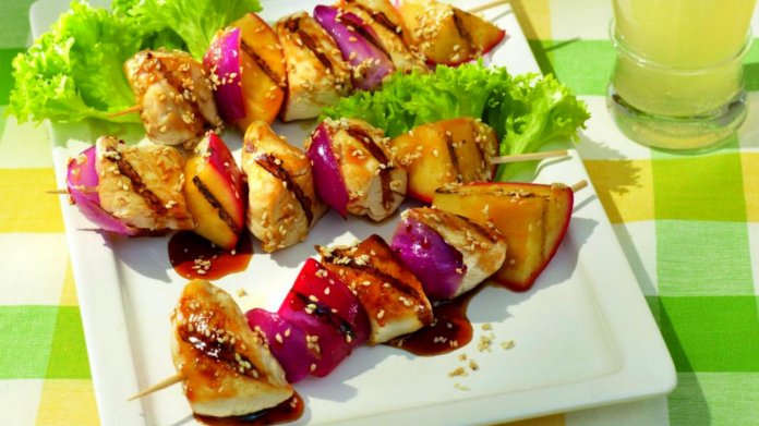 Grilované kuřecí špízy s jablky v teriyaki marinádě Grilované kuřecí špízy s jablky v teriyaki marinádě