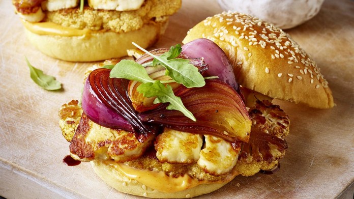 Teriyaki burger s květákem a sýrem halloumi Teriyaki burger s květákem a sýrem halloumi