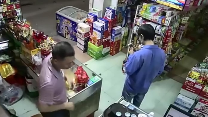 Krádež v čínském obchodě se nepovedla 2 Krádež v čínském obchodě se nepovedla 2