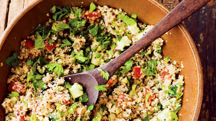 Quinoa s rajčaty, okurkou a čerstvými bylinkami Quinoa s rajčaty, okurkou a čerstvými bylinkami