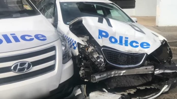 Pašerák zadržen poté, co naboural do policejního auta 1 Pašerák zadržen poté, co naboural do policejního auta 1
