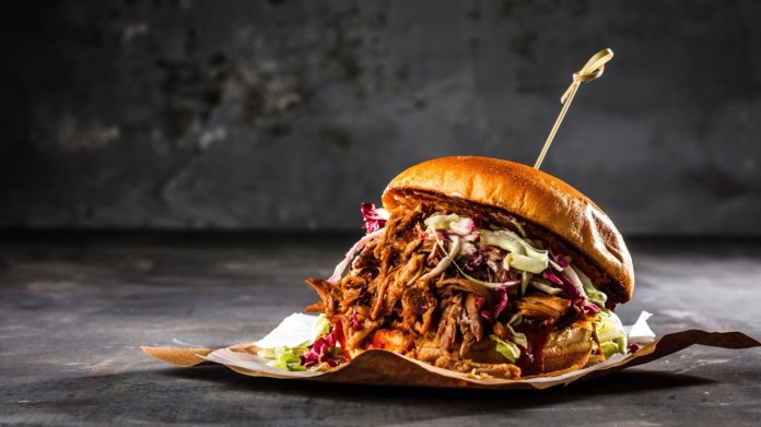 Lahodný burger s trhaným hovězím masem Lahodný burger s trhaným hovězím masem