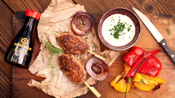 Grilované čevapčiči s perfektními dipy Grilované čevapčiči s perfektními dipy