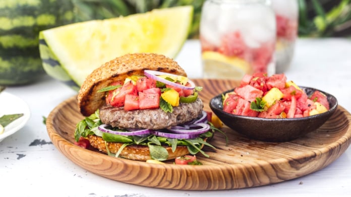 Hovězí hamburger s melounovou salsou a mangem Hovězí hamburger s melounovou salsou a mangem