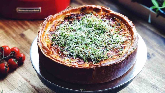 Rozmarýnový quiche s brynzou, parmazánem a šunkou Rozmarýnový quiche s brynzou, parmazánem a šunkou