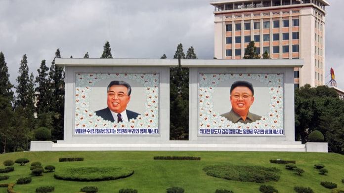 Kim zakázal cigarety, ale sám kouří Kim zakázal cigarety, ale sám kouří