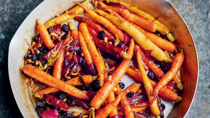 Mrkvová caponata s piniemi, rozinkami a cibulí Mrkvová caponata s piniemi, rozinkami a cibulí