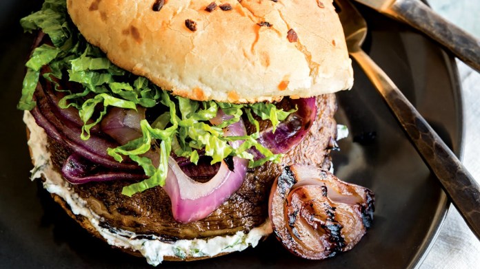 Žampionové burgery s kozím sýrem a grilovanou cibulkou Žampionové burgery s kozím sýrem a grilovanou cibulkou