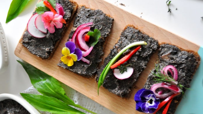 Veganská houbová paštika s nakládanou cibulkou Veganská houbová paštika s nakládanou cibulkou