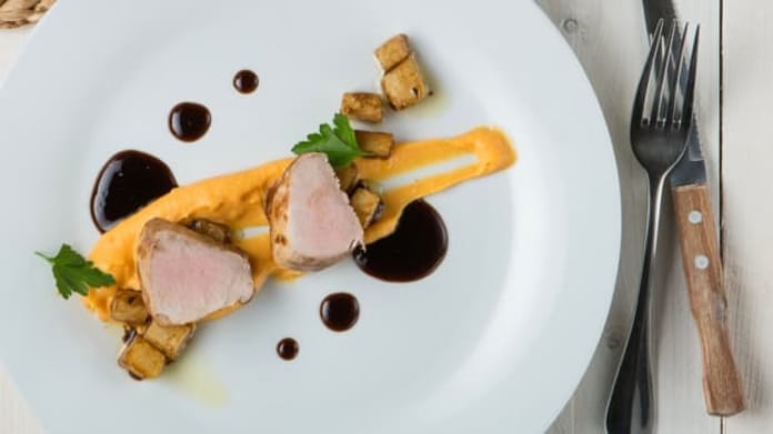 Steak z vepřové panenky s pečeným celerem Steak z vepřové panenky s pečeným celerem