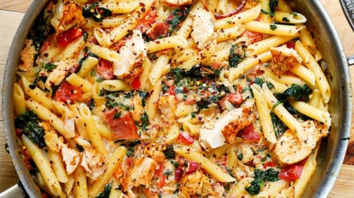 Penne s kuřetem v krémové omáčce s rajčaty a špenátem Penne s kuřetem v krémové omáčce s rajčaty a špenátem