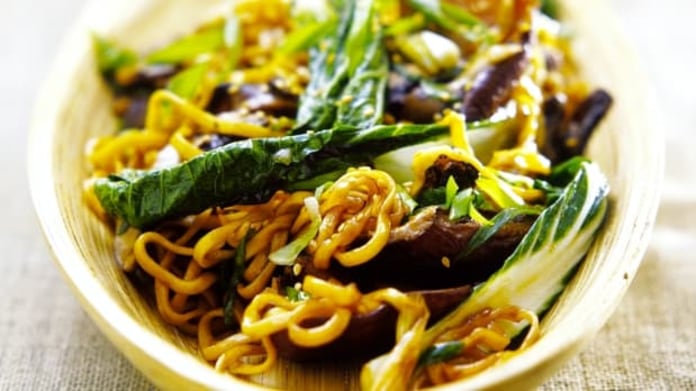 Stir-fry se šitake a bok choy Stir-fry se šitake a bok choy