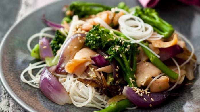 Stir-fry s uzeným lososem Stir-fry s uzeným lososem