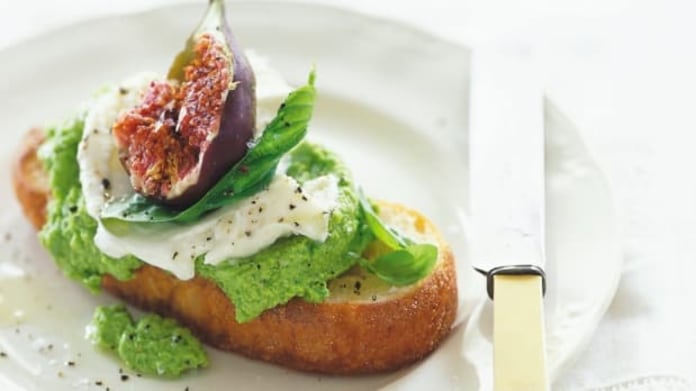 Bruschetta s hráškem, mozzarellou a fíkem Bruschetta s hráškem, mozzarellou a fíkem