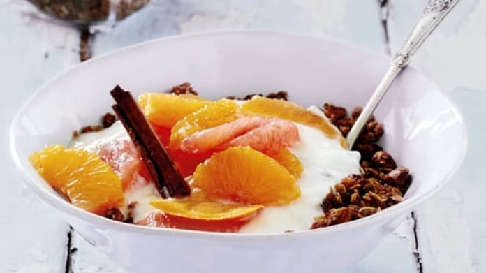 Granola s mandlemi, citrusy a jogurtem Granola s mandlemi, citrusy a jogurtem