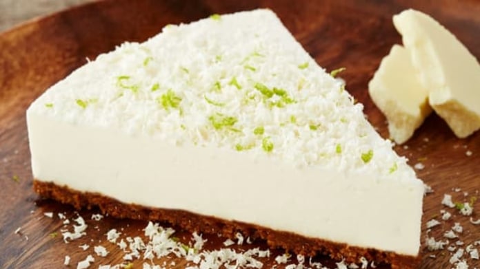 Limetkový cheesecake s bílou čokoládou a karamelovými sušenkami Limetkový cheesecake s bílou čokoládou a karamelovými sušenkami