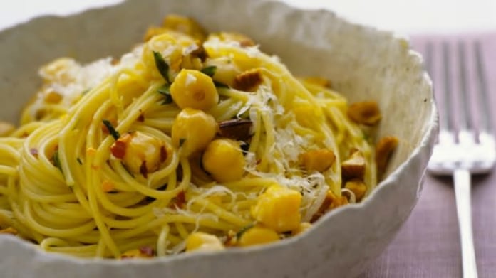 Špagety s cizrnou, mandlemi a chilli Špagety s cizrnou, mandlemi a chilli
