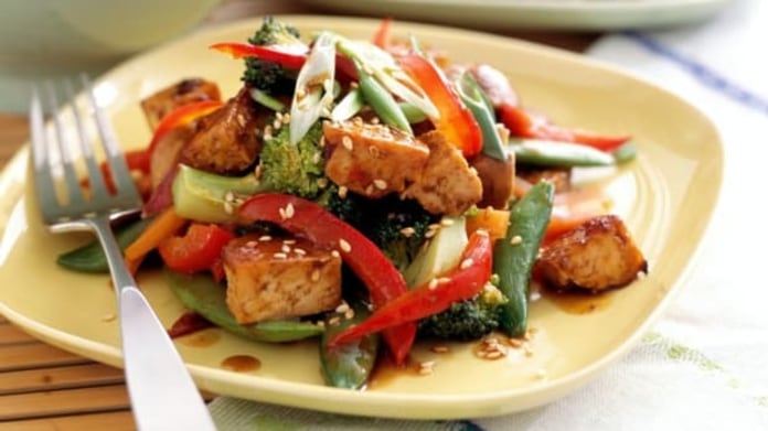 Pečené tofu s thajskou omáčkou a opečenou zeleninou Pečené tofu s thajskou omáčkou a opečenou zeleninou