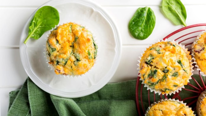 Slané muffiny s brokolicí a divokými bylinkami Slané muffiny s brokolicí a divokými bylinkami