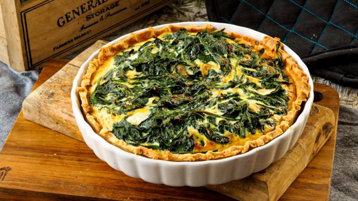 Quiche se špenátem, bramborami a kozím sýrem Quiche se špenátem, bramborami a kozím sýrem