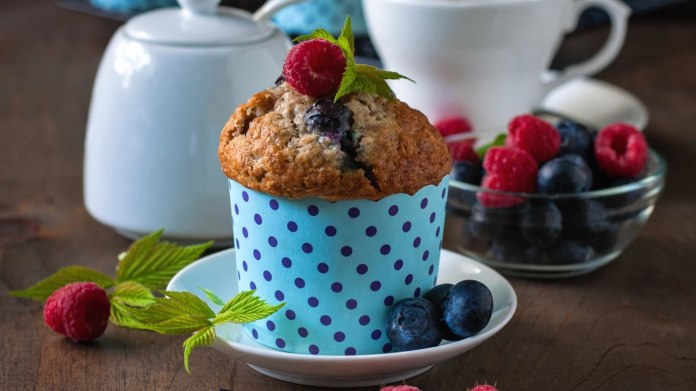 Malinovo-borůvkový mug cake: dezert v hrnečku Malinovo-borůvkový mug cake: dezert v hrnečku