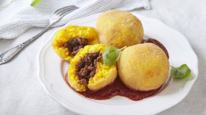 Sicilské arancini plněné masovým ragú a mozzarellou Sicilské arancini plněné masovým ragú a mozzarellou
