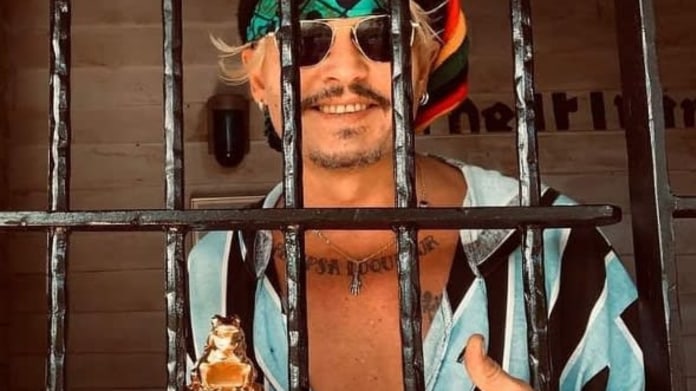 Johnny Depp za mřížemi. 1 Johnny Depp za mřížemi. 1