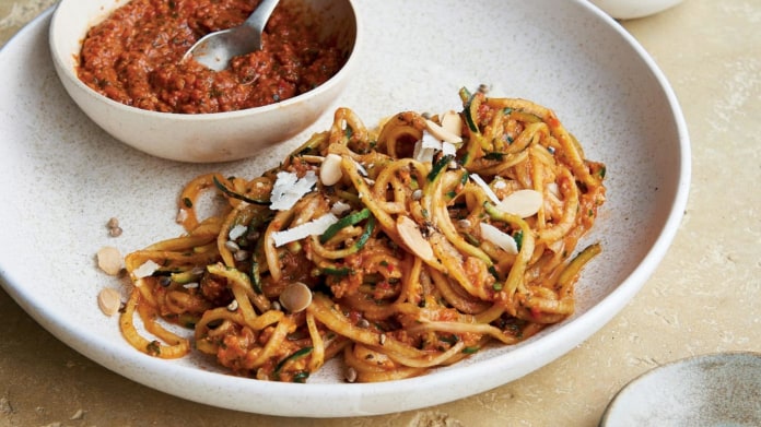 Cuketové nudle s paprikovou omáčkou romesco Cuketové nudle s paprikovou omáčkou romesco