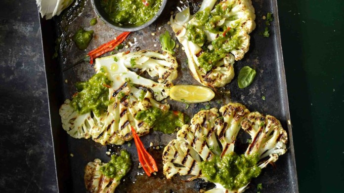 Květákové steaky s pikantní salsou chimichurri Květákové steaky s pikantní salsou chimichurri